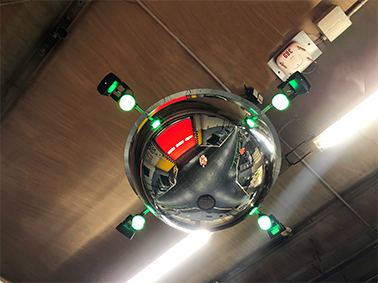 LED projectie door sensoren in parabolische veiligheidsspiegel
